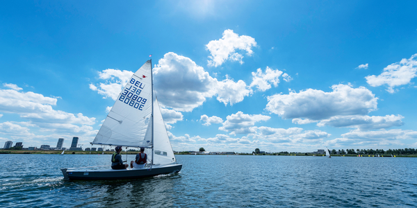 mensen in zeilboot op water